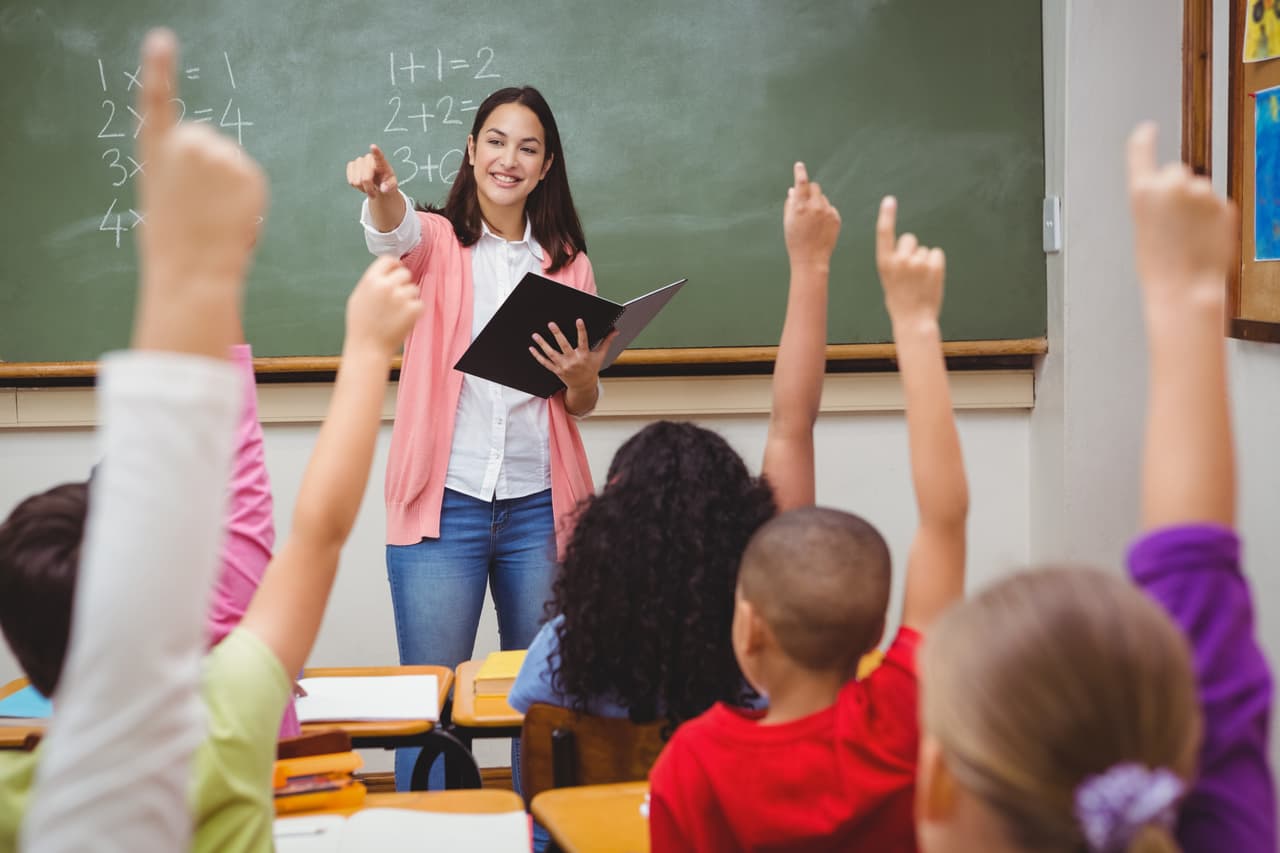 <b>Las personas con ingresos de $60,000 al año: pagan aproximadamente $8,474 en impuestos.</b> Este es el salario promedio de los maestros de primaria y secundaria, bomberos, electricistas, operadores de grúas, mecánicos, bibliotecólogos, nutricionistas, encuestadores y periodistas, entre muchos otros. 
<br>