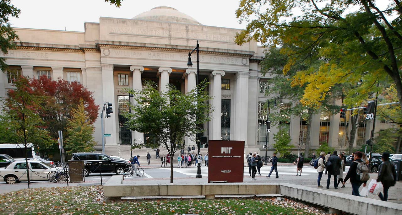 <b>3. <a href="https://www.usnews.com/best-colleges/massachusetts-institute-of-technology-2178">Instituto de Tecnología de Massachusetts - MIT (empate)</a></b>
<br>
<br>
<b>Ubicación: Cambridge, Massachusetts</b>
<br>
<b>Costo matrícula: </b>51,832 dólares
<br>
<b>Costo hospedaje: </b>15,510 dólares
<br>
<b>Fecha límite de aplicación: </b>1 de enero
<br>
<b>Selectividad:</b> Extremadamente selectiva - 7%
<br>
<b>La media de salario un año después de la graduación: </b>79,800 dólares
