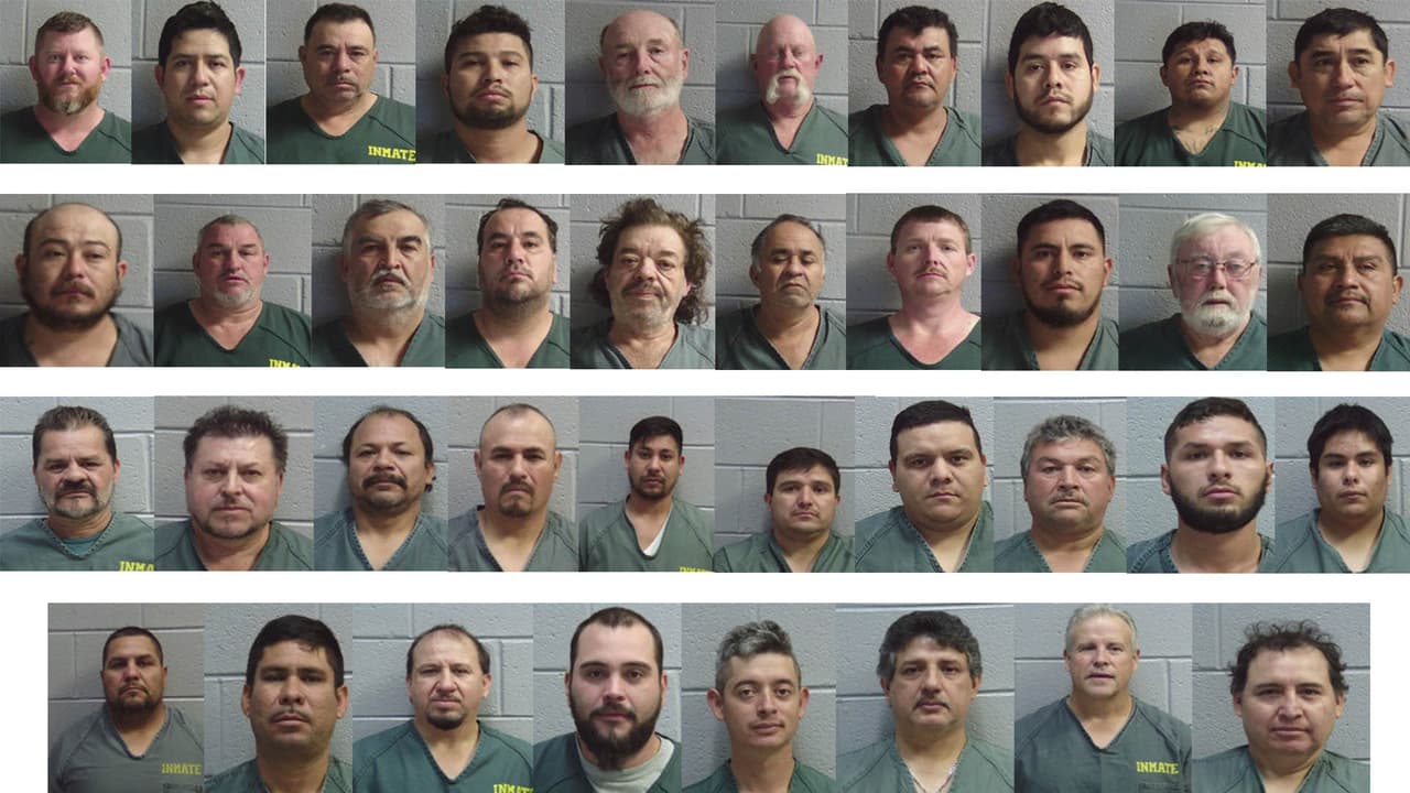Los detenidos, entre los que figuran 32 de origen hispano, han sido acusados de crueldad animal agravada y el delito criminal de apuestas comerciales, dijo este viernes a 
<b><a href="http://www.univision.com" target="_blank">Noticias 34 Atlanta</a></b> el mayor Jim Wallen, vocero de la 
<b><a href="https://www.lincolncountyga.com/sheriff" target="_blank">Oficina del Alguacil del condado de Lincoln</a></b>.
