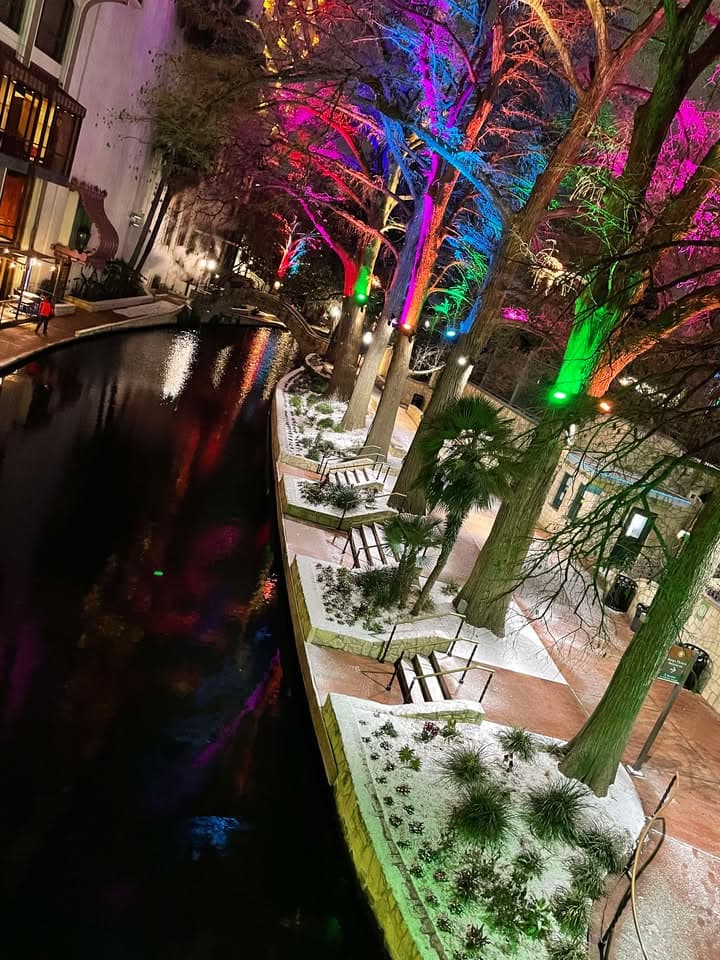 La tormenta invernal trajo una densa capa de nieve que cubrió la ciudad y varias zonas del centro de Texas. 
<br>
<br>Usuarios de Univision enviaron las imágenes de cómo vivieron la primer nevada del 2025.