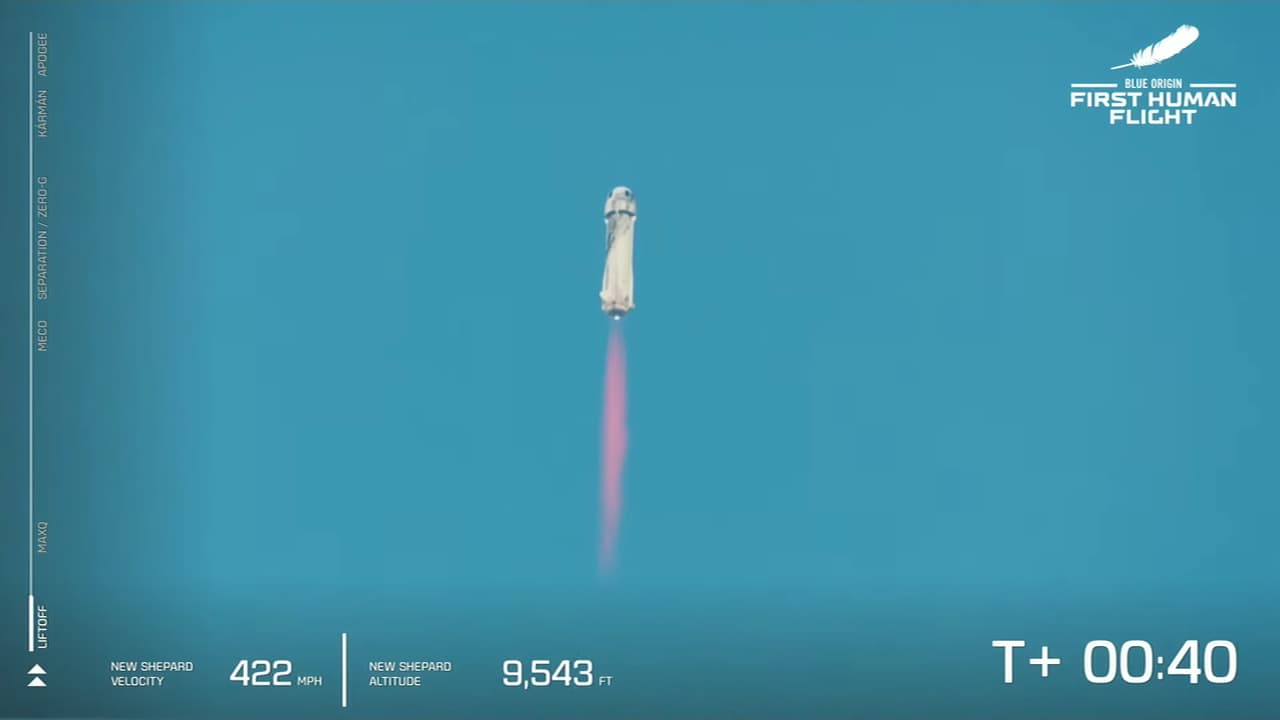La nave con Bezos y sus acompañantes alcanzó una altura de 66 millas (106 kilómetros), unas 10 millas (16 kilómetros) más que el vuelo de Richard Branson el 11 de julio.