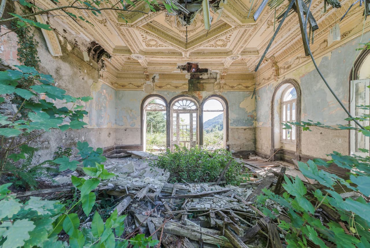 “La fotografía llegó poco a poco”, explica el artista de 38 años, quien aprendió a manejar las cámaras de manera autodidacta. Sus imágenes de lugares que el mundo parece haber olvidado son un recordatorio de que el desarrollo de la humanidad depende de su relación con el entorno natural.
<br>