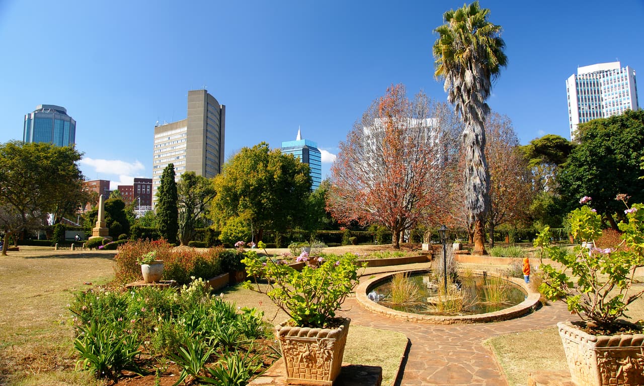 <b>País menos feliz: Zimbabwe (3.1 puntos)</b>
<br>
<br>En los últimos meses esta nación ha pasado desastres naturales y desastres financieros. Experimentó una hiperinflación a mediados de 2020, acompañado de un aumento desproporcionado en el precio de los alimentos.
<br>
<br>Benin, una nación que depende de la agricultura, lucha con una alta pobreza. Cerca del 40% de su población vive con menos de 1.9 dólares al día.
<br>
<br>La clasificación general de África en el estudio es de 5.5 puntos.