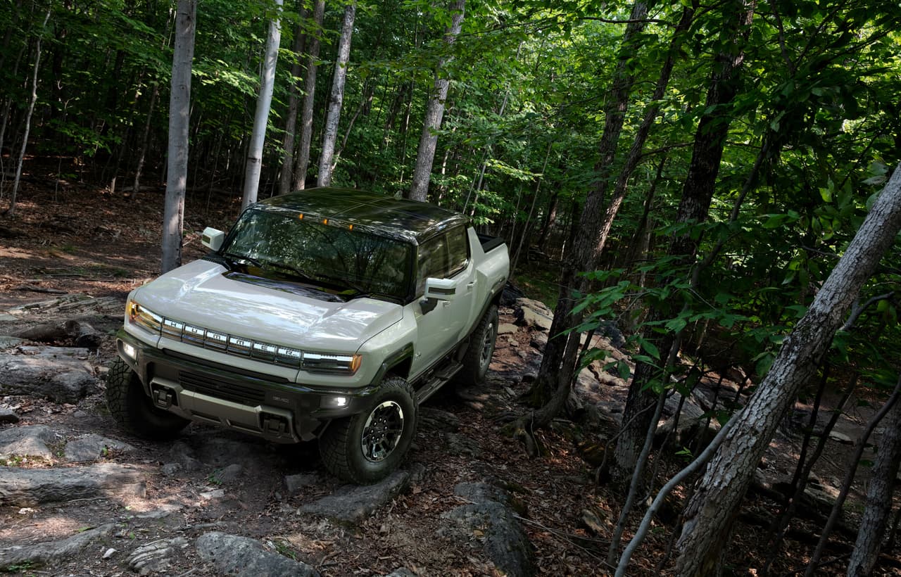 La GMC Hummer EV es la contrincante más reciente en salir a la luz y similar a los otros modelos cuenta con especificaciones alucinantes y hasta cierto punto controversiales.