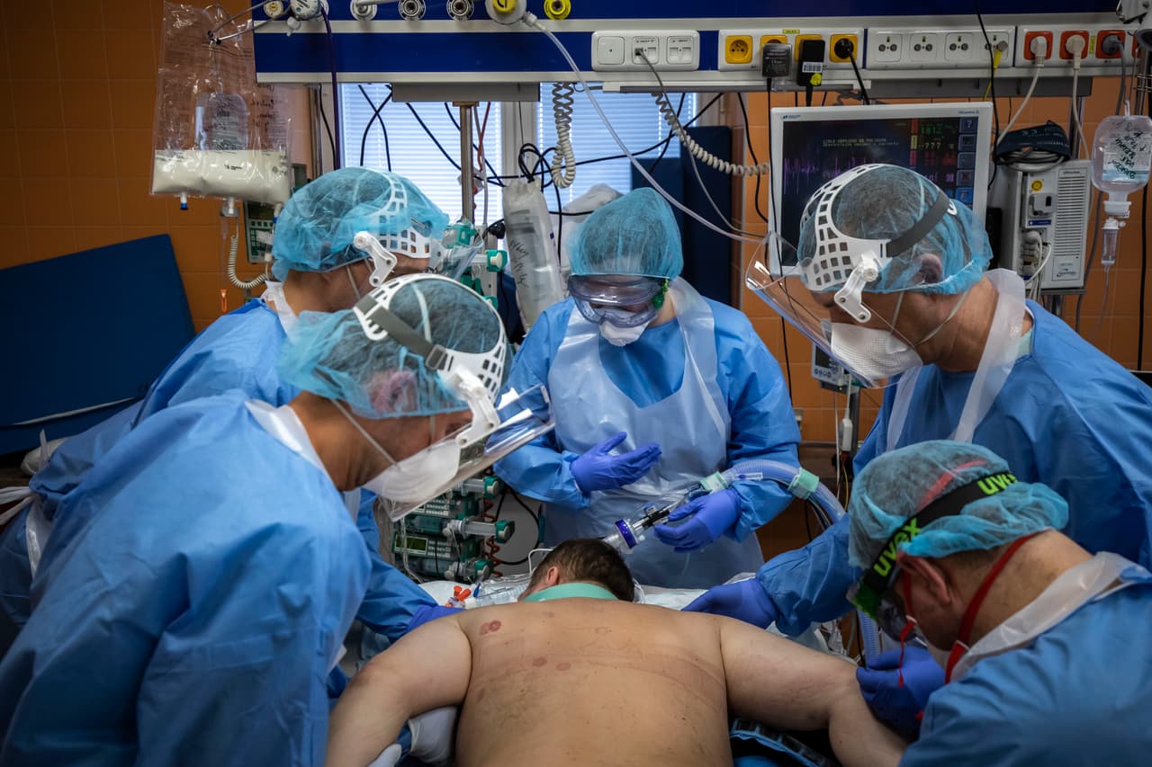 <b>Europa agobiada y Nueva York en crisis (28 de marzo).</b> El inquietante momento de la atención a un paciente en una unidad de cuidados intensivos de un hospital en Praga, República Chec. Ese mismo día en EEUU los CDC instaron a los residentes de Nueva York, Nueva Jersey y Connecticut a "abstenerse de viajes domésticos no esenciales”.