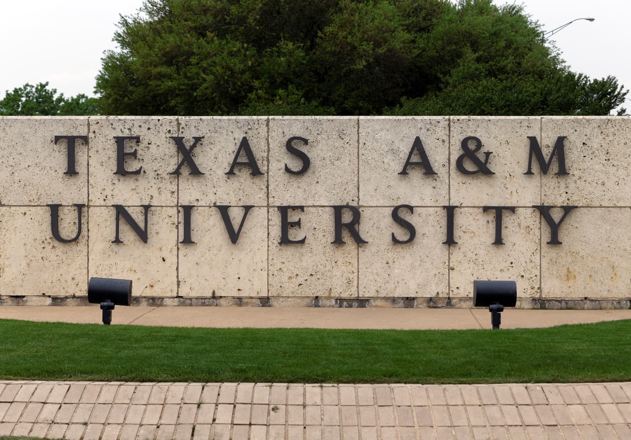 <b>Número 4: </b>Texas A&M University - Kingsville
<br>
<br>
<b>Cantidad total de estudiantes de pregrado: </b>6,605
<br>
<br>
<b>Porcentaje que son hispanos</b>: 69.6%
<br>
<br>
<b>Ranking en la categoría de universidades nacionales: </b>Ranking no publicado. 
<br>
<br>
<b>Precio matrícula para residentes del estado:</b> $8,050
<br>
<br>
<b>Precio matrícula para residentes afuera del estado: </b>$19,173
<br>
<br>Esta universidad se considera selectiva, ya que 82% de los estudiantes que aplican son aceptados. De estos, 75% recibe ayuda financiera para costear sus estudios. 
<br>