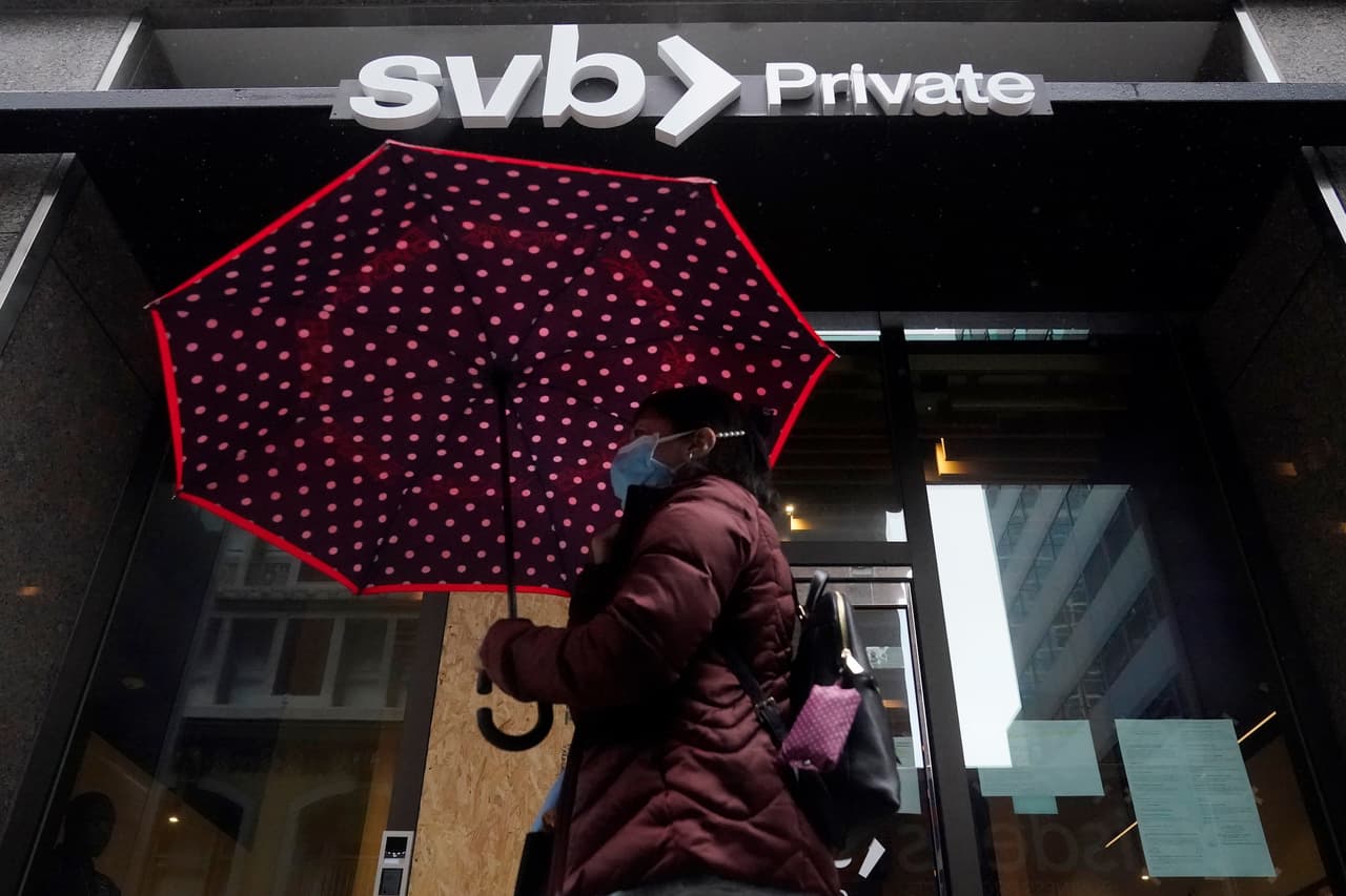 La idea de que hay 
<b>bancos demasiado grandes para caer</b>, tal como recordamos de 2008, tiene su origen en las miles de quiebras bancarias de los años 20 y 30 del siglo pasado, cuando se creó la 
<a href="https://www.univision.com/noticias/dinero/que-pasa-con-tu-dinero-si-el-banco-donde-lo-guardas-colapsa-signature-bank-y-silicon-valley-bank">Corporación Federal de Seguro de Depósitos (FDIC)</a> que asegura los depósitos hasta $250,000. 
<br>
<br>Esta es una lista de algunas de las entidades que, según el sitio especializado 
<i>Investopedia</i>, la 
<a href="https://www.univision.com/temas/reserva-federal">Reserva Federal</a> ha señalado alguna vez como tales.