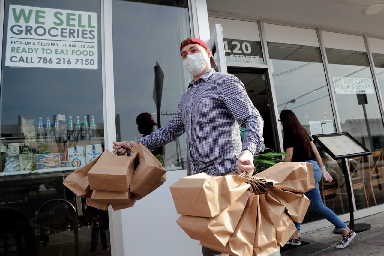 El empleado de un restaurante de Miami Beach, Florida, carga un camión con decenas de servicios de comida para los empleados de los hospitales de la ciudad. Este gesto es una iniciativa de las organizaciones Frontline Foods Miami y World Central Kitchen, un proyecto del chef José Andrés para colaborar con alimentos en zonas de desastre. 13 de abril.
