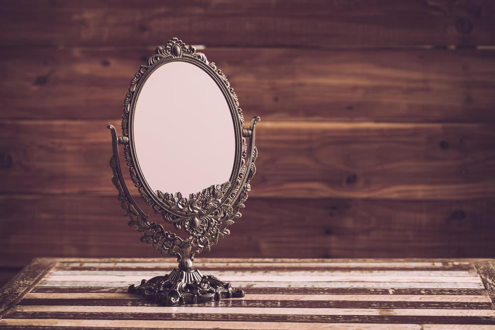 <b>¿Cuándo apareció el espejo?</b>
<br>Realmente no se sabe, pero su historia se remonta a la época en que aún no se había escrito la historia, sólo oscuros recuerdos, relatos, fábulas y leyendas fantásticas de mundos y encantamientos fascinantes.
<br>