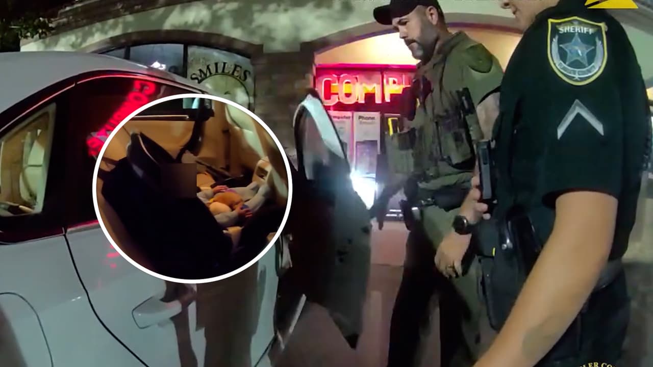 Encuentran un bebé solo en auto encendido con las llaves puestas y sin seguros: sus padres estaban en un bar