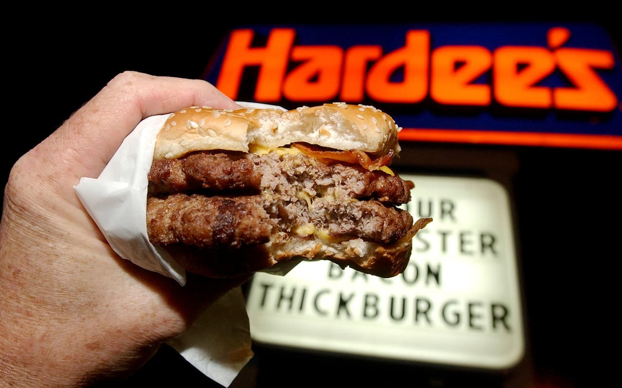 <b>Hardee’s. Calificación: F. </b>Tiene 1,874 locales en EEUU y sus ventas en 2017 fueron de 2,290 millones de dólares. No tiene una política de uso de antibióticos disponible y no respondió el cuestionario enviado por los investigadores, de modo que obtuvo 0 de 100 puntos en su calificación. El estudio fue realizado por 
<a href="https://www.nrdc.org/resources/chain-reaction-how-top-restaurants-rate-reducing-antibiotics-their-meat-supply"><u>Natural Resources Defence Council</u></a>, Consumer Reports, Center for Food Satefy y otros grupos.