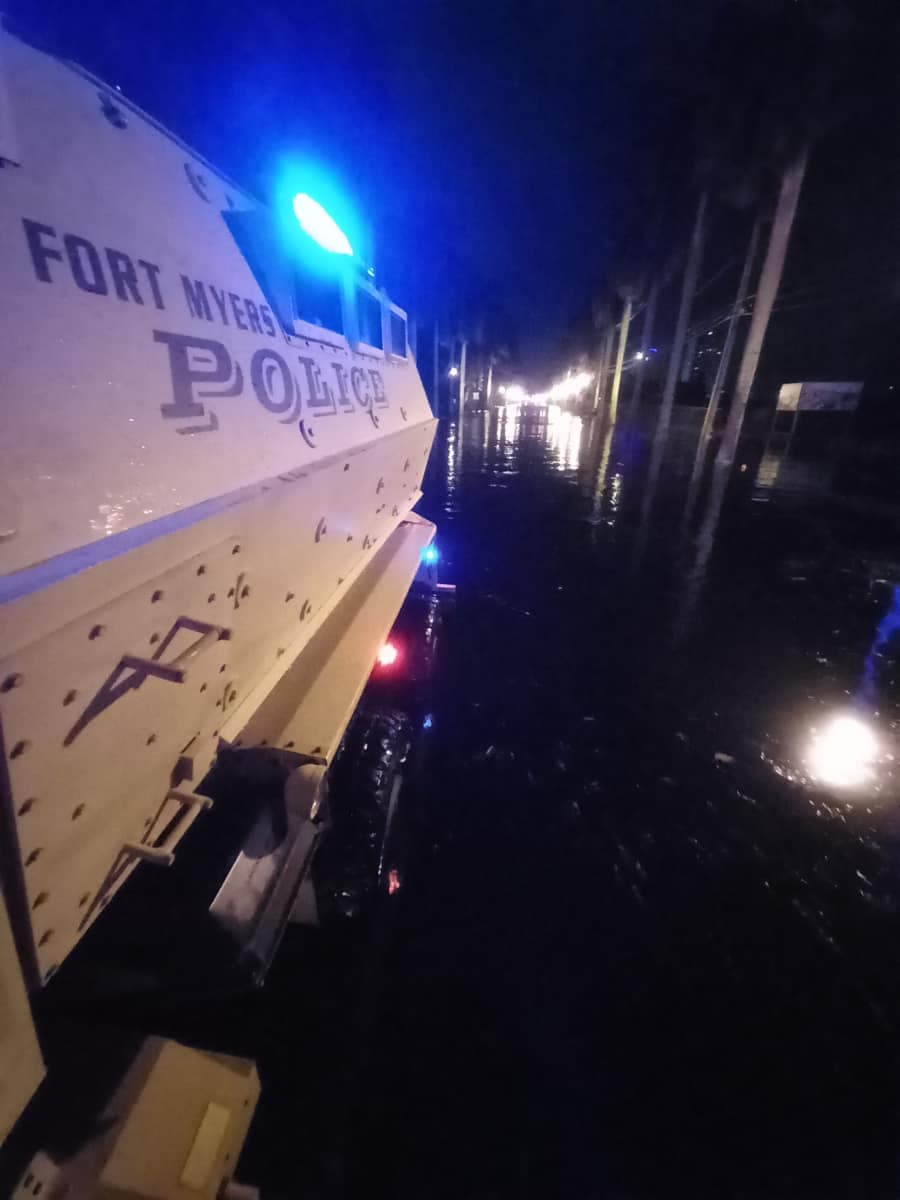 Los miembros de esta familia habían quedado varados, pero se logró su 
<b>rescate con la utilización de este vehículo de emergencias</b>.