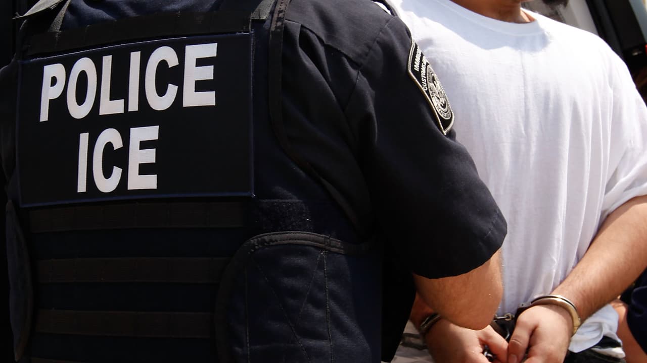 Ante la promesa de 
<a href="https://www.univision.com/noticias/inmigracion/que-ha-cambiado-realmente-con-trump-en-politica-migratoria" target="_blank">deportaciones masivas del presidente Donald Trump</a>, expertos resaltan la importancia de que las familias en riesgo tengan un plan para sus hijos en caso de tener que salir del país. 
<br>
<br>Pablo Pérez, abogado de inmigración, recomienda hacer una declaración jurada de autorización de tutor. 
<br>
<br>Esto es lo que deben tener en cuenta los padres que opten por realizar este trámite.