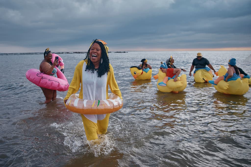 Las instituciones beneficiarias incluyen la Alliance for Coney Island, que promueve el desarrollo comunitario; el Coney Island History Project, dedicado a preservar la historia local; Coney Island USA, que fomenta las artes y la cultura; el Coney Island YMCA, que ofrece programas recreativos y educativos; y el New York Aquarium, que realiza investigación marina y educación ambiental.