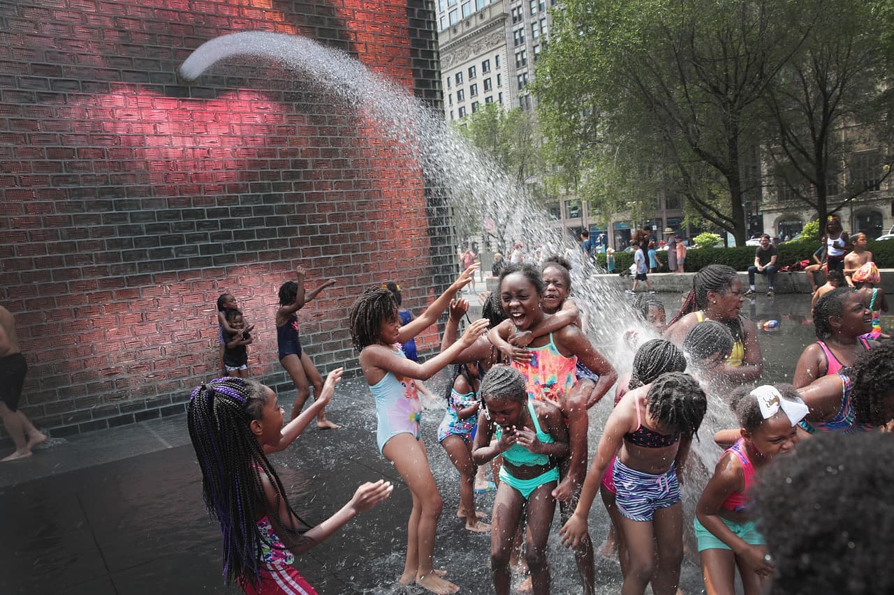 La ciudad de Chicago cuenta con más de 600 parques y es uno de los lugares donde más se exhiben muestras de arte público y callejero. Ya sea que visites el icónico Bean, la fuente Crown. Además de contar todos con entradas gratuitas y eventos durante el verano gratis.