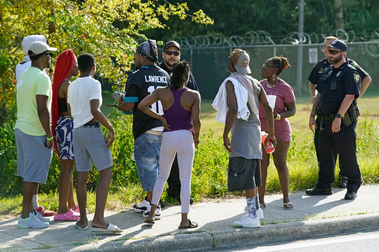 El alguacil de Jacksonville, T.K. Waters, dijo que las investigaciones revelaron que el tirador envió declaraciones escritas a las autoridades federales, a un medio de comunicación y a sus padres. "Odiaba a los negros", dijo el sheriff.