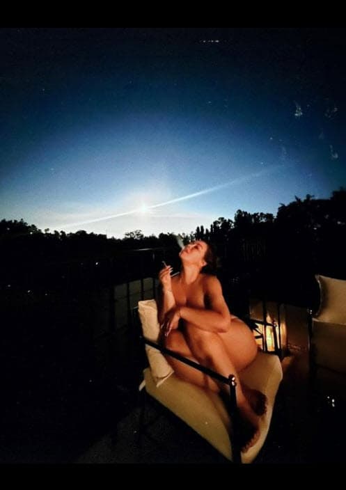 Colgó esta foto y escribió:
<b> "Recibiendo la luna llena"</b>. 
<br>