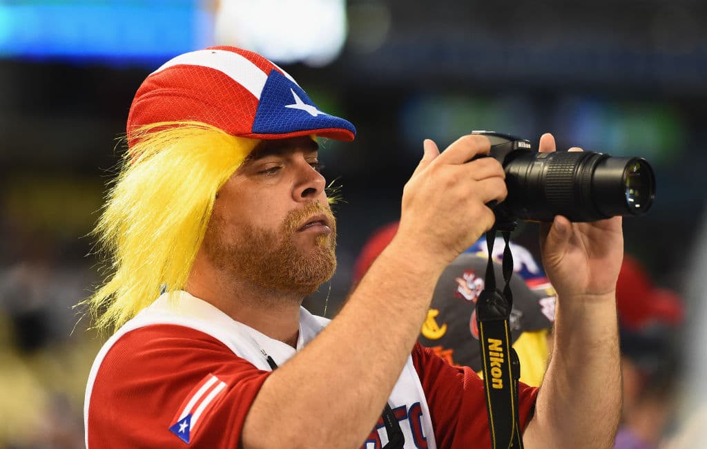 Pero los fans se han armado de lo que haga falta para animar al equipo, y a falta cabellos teñidos también se han popularizado las pelucas rubias. (Getty Images)