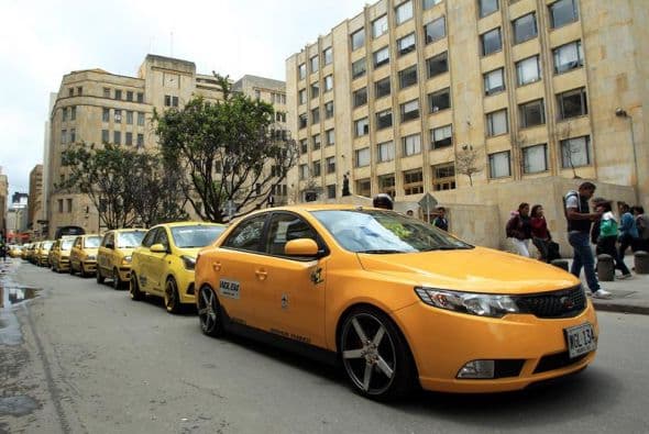 Docenas de taxistas protestaron el 29 de julio de 2015, exigiendo la salida de la aplicación tecnológica Uber en Cali, en Colombia.