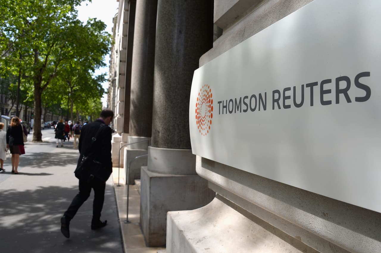 <h3 class="cms-H3-H3">12. La familia Thomson</h3>
<br>
<br>Todo comenzó en 1934, cuando Roy Thomson adquirió un periódico en Ontario, Canadá. Poco después compró más periódicos y estaciones de radio. En los años cincuenta, era dueño de 19 periódicos y era presidente de la Asociación de Editores de Periódicos Canadienses. Aún así, continuó expandiendo su imperio mediático comprando más periódicos y estaciones de televisión. En la década de 1970, ya había establecido su empresa, The Thomson Corporation, y tenía más de 200 periódicos en Canadá. 
<br>
<br>Antes de su muerte en 1976, nombró a su nieto David como eventual sucesor de su hijo Kenneth y al hijo de David como sucesor de Kenneth. Cuando David se convirtió en presidente de The Thomson Corporation, adquirió Reuters. Además, la familia tiene inversiones en una empresa llamada Woodbridge y acumula una fortuna de 34,800 millones de dólares.
<br>