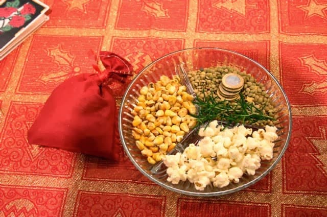 Para este ritual necesitaremos algunos elementos muy fáciles de conseguir: 
<br>
<br>- Una llave dorada
<br>- Una bolsita de tela o de estambre color naranja
<br>- Un puñito de semillas de girasol 
<br>- Un puñito de semillas de ajonjolí
<br>- Un puñito de semillas de mostaza