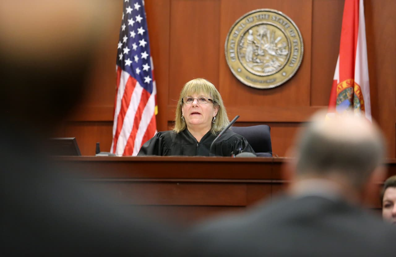 <h3 class="cms-H3-H3">SB-1534: Liberación y detención antes de una audiencia inicial</h3>
<br>
<br>La ley dispone que "se fije, reduzca o modifique la fianza, que se exija a la Corte Suprema que cree y actualice periódicamente un programa uniforme de fianzas en todo el estado para ciertos delitos; autorice a un tribunal a considerar condiciones no monetarias o en lugar de una cantidad monetaria sujeta a limitaciones específicas; dispone que a una persona arrestada por un delito peligroso no se le puede conceder la libertad previa al juicio no monetaria en una audiencia inicial".