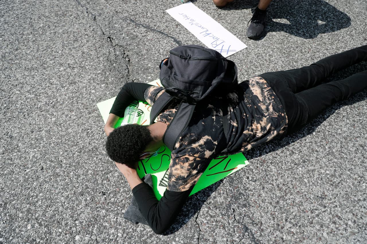En St. Charles, Missouri, un manifestante se tiende sobre el pavimento en protesta por la muerte del afroestadounidens George Floyd y de 
<b><a href="https://www.univision.com/noticias/estados-unidos/las-protestas-por-la-muerte-de-george-floyd-y-otros-dos-afroestadounidenses-se-multiplican-en-varias-ciudades">Breonna Taylor, quien murió en una acción policial en su propia casa en Kentucky</a></b>
<a href="https://www.univision.com/noticias/estados-unidos/las-protestas-por-la-muerte-de-george-floyd-y-otros-dos-afroestadounidenses-se-multiplican-en-varias-ciudades">. </a>