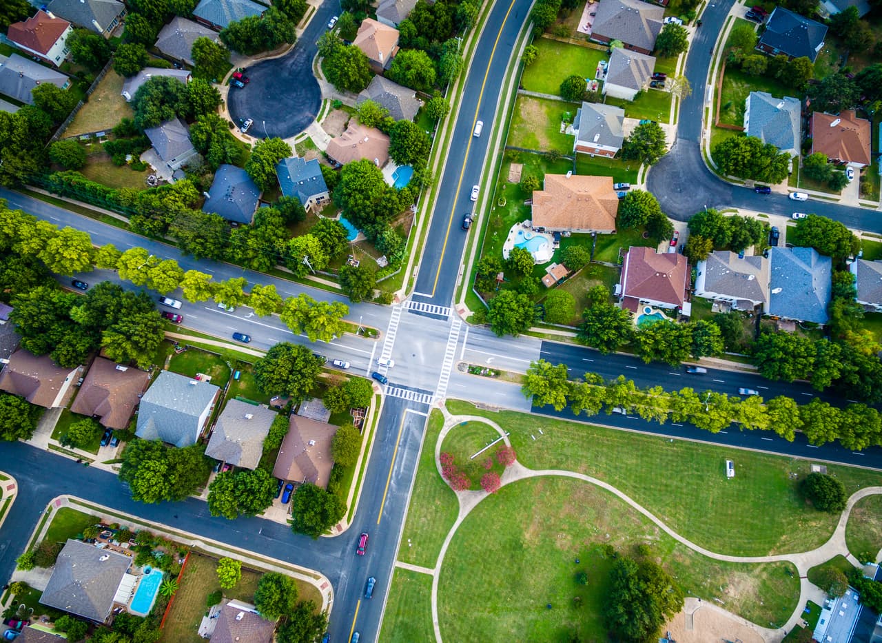 <b>Puesto 13: Austin, Texas</b>
<br>
<br>Puntos: 38
<br>
<br>La investigación encontró una relación entre la propiedad de la vivienda, la educación y el éxito financiero. Las variables analizadas incluyen el ingreso per cápita, ingreso familiar, tasa de participación en la fuerza laboral, tasa de empleo, tasa de educación secundaria, tasa de educación universitaria, tasa de pobreza, tasa de seguro médico y tasa de propiedad de vivienda. 
<br>