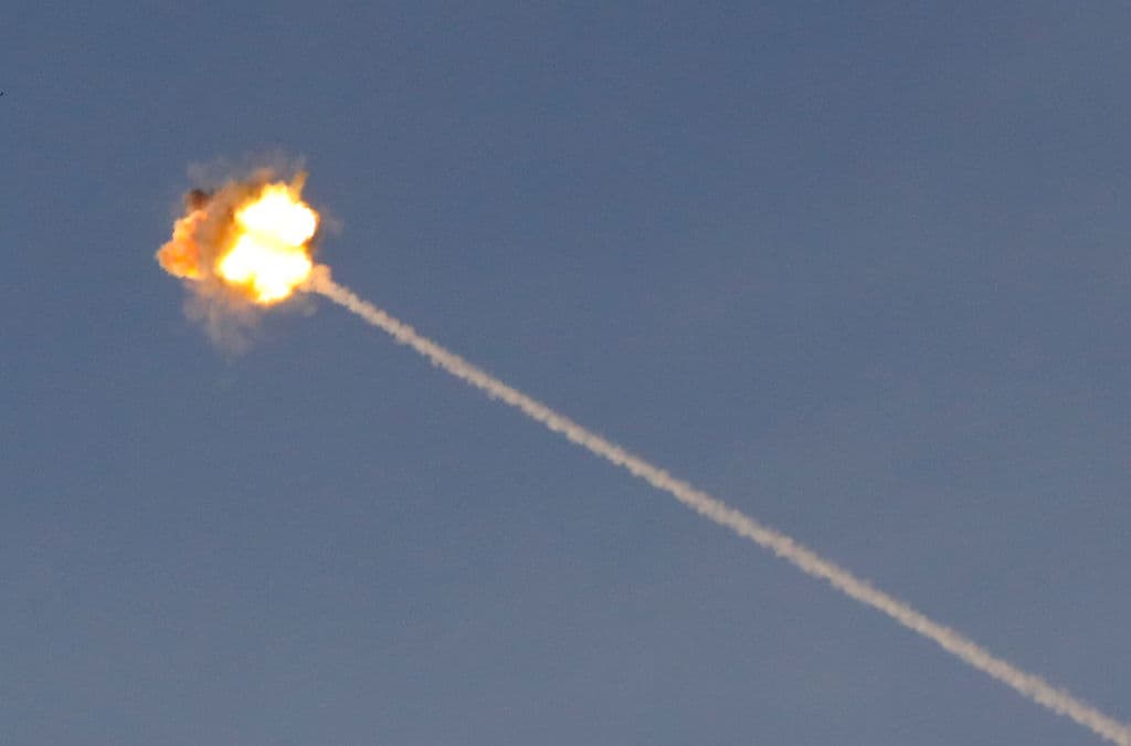 <b>Los misiles del 'Domo de Hierro' explotan cerca o directamente en su objetivo destruyéndolos</b>. Su fabricante asegura que es el sistema antimisil más desplegado en el mundo y que es efectivo en más del 90% de los casos. En la última arremetida de este mes mayo de 2021, el Ejército israelí dijo haber interceptado 850 cohetes por este sistema antimisiles.