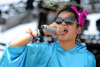 “Dejen de preocuparse, estoy feliz”: Li de Bomba Estéreo tras críticas por su presentación en el Latin GRAMMY