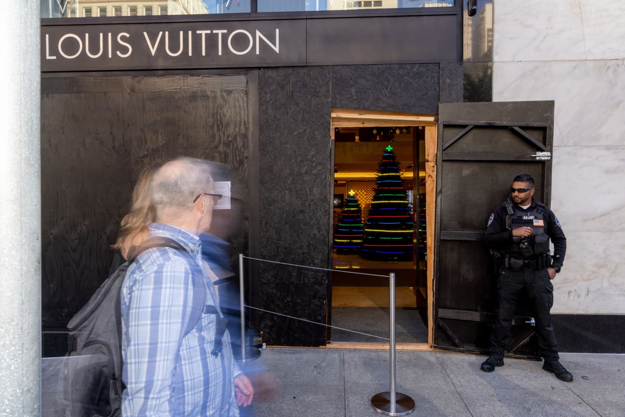La 
<a href="https://www.univision.com/local/san-francisco-kdtv/fiscales-area-bahia-crean-frente-robo-comercios">racha de robos en tiendas minoristas</a> y centros comerciales ha cambiado la atmósfera para la temporada de compras de fin de año en la popular plaza de Union Square, en San Francisco.