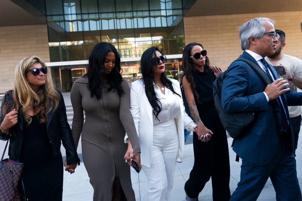La familia de Kobe Bryant acepta un acuerdo de $28.5 millones en la demanda por la publicación de fotos sensibles del accidente