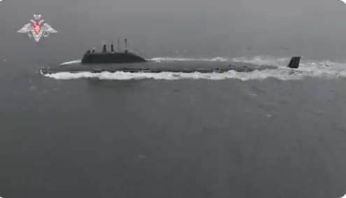 Barcos y submarinos de las flotas del Mar del Norte y del Mar Negro también lanzaron misiles con objetivos en el mar y en la superficie. Este submarino nuclear lanzó un 
<b>misil de crucero Kalibr</b>, según un video difundido por el Ministerio de Defensa de Rusia.
