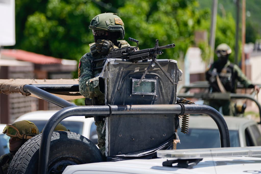 Qué dicen los misteriosos volantes contra 'Los Chapitos' que fueron lanzados desde avionetas en Culiacán, bastión del cartel de Sinaloa