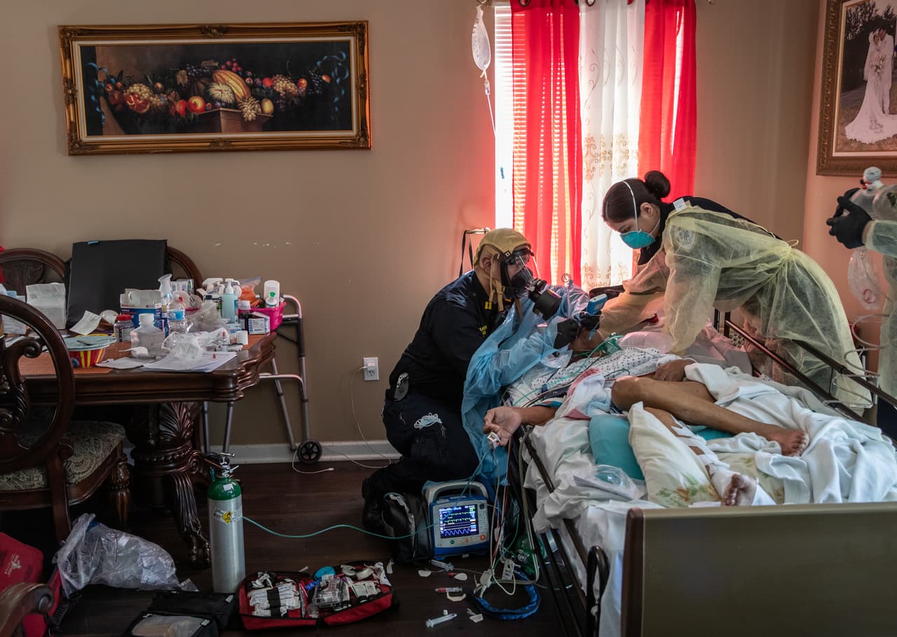 <b>La pandemia hace estragos en Nueva York (6 de abril). </b>Paramédicos atienden a un hombre de 92 años con síntomas de covid-19 en Yonkers, al norte de Manhattan. 
<a href="https://www.univision.com/noticias/salud/fuerzas-unidas-en-la-emergencia-el-angustioso-traslado-de-pacientes-de-covid-19-en-nueva-york-fotos-fotos"><u>Vea aquí el angustioso traslado de pacientes de covid-19 en Nueva York.</u></a>
<br>