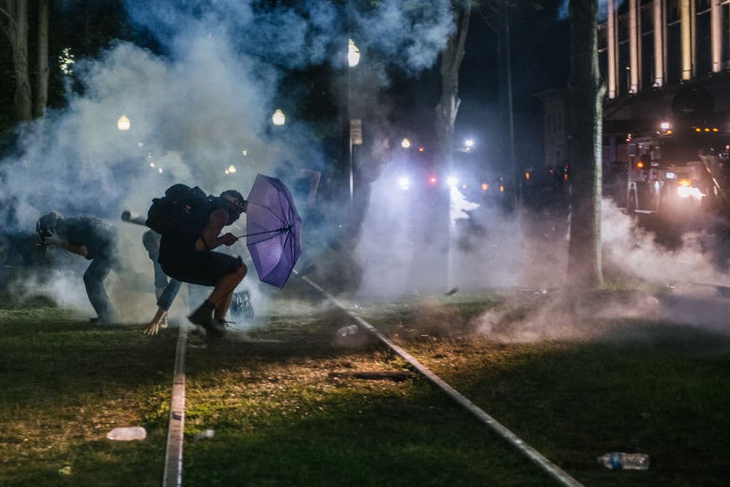 La policía lanzó gases lacrimógenos contra cientos de manifestantes la noche del lunes en Wisconsin, mientras crecía la ira en Estados Unidos después de que un hombre negro fuera baleado por la espalda por un oficial blanco, un caso que reaviva las 
<b><a href="https://www.univision.com/noticias/politica/la-muerte-de-george-floyd-revela-las-heridas-abiertas-del-pecado-original-de-eeuu-el-racismo">históricas protestas contra el racismo </a></b>tras la muerte de George Floyd.