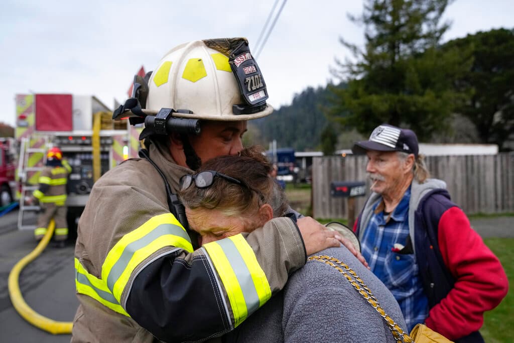 Poco a poco, las comunidades afectadas por el 
<b>fuerte terremoto de 6.4 grados</b> que azotó el condado de 
<b>Humboldt</b> el 
<a href="https://www.univision.com/local/sacramento-kuvs/terremoto-magnitud-6-4-norte-california">pasado martes 20 de diciembre</a> comienzan a levantarse y recuperarse de los estragos, mientras aún hay varias personas que carecen de servicios básicos.