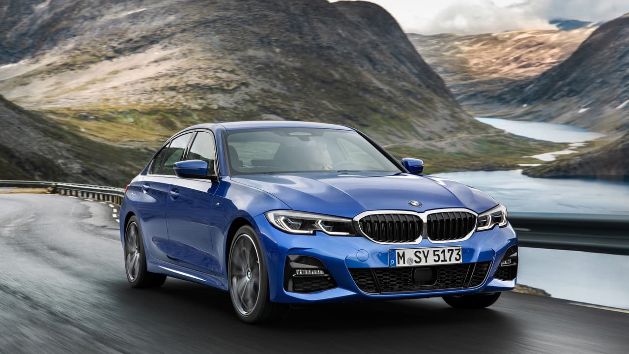 La séptima generación del BMW Serie-3 llegará al mercado en tres niveles de equipamiento: 
<b>Sport</b>, 
<b>Luxury</b> y 
<b>M Sport</b>.