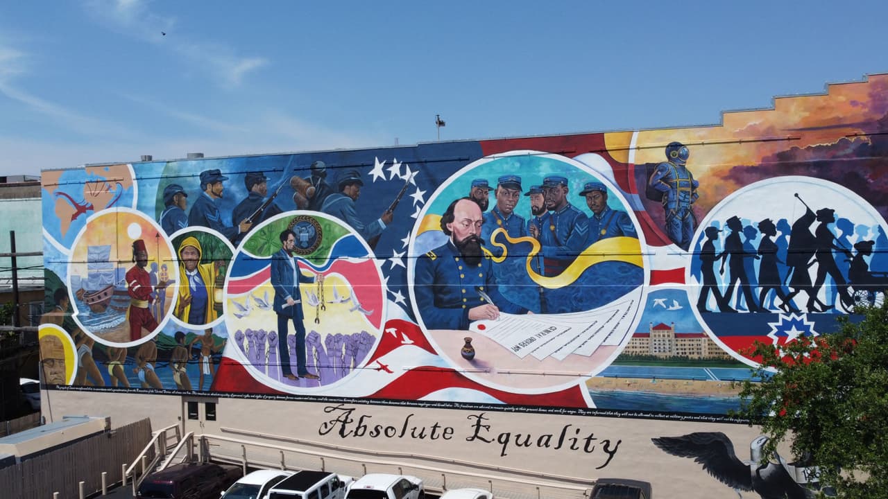 <b>En video. El 19 de junio es ahora un feriado federal: aquí te explicamos por qué</b>
<br>
<br>Por ley, Juneteenth se convierte en un día nacional de reflexión sobre el fin de la esclavitud y simboliza la reconciliación con los derechos civiles en un momento histórico en el que las desigualdades raciales aún continúan.