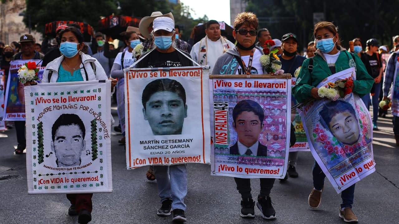 Los 9 policías detenidos por la desaparición de los 43 estudiantes de Ayotzinapa tenían antecedentes delictivos