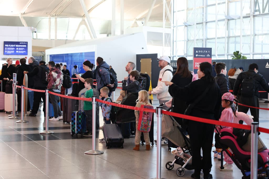 Se estima un récord de 3.2 millones de viajeros a través de los aeropuertos JFK, Newark Liberty, LaGuardia y Stewart durante la semana del 25 de noviembre al 2 de diciembre de 2024, según port Authority of New York and New Jersey.