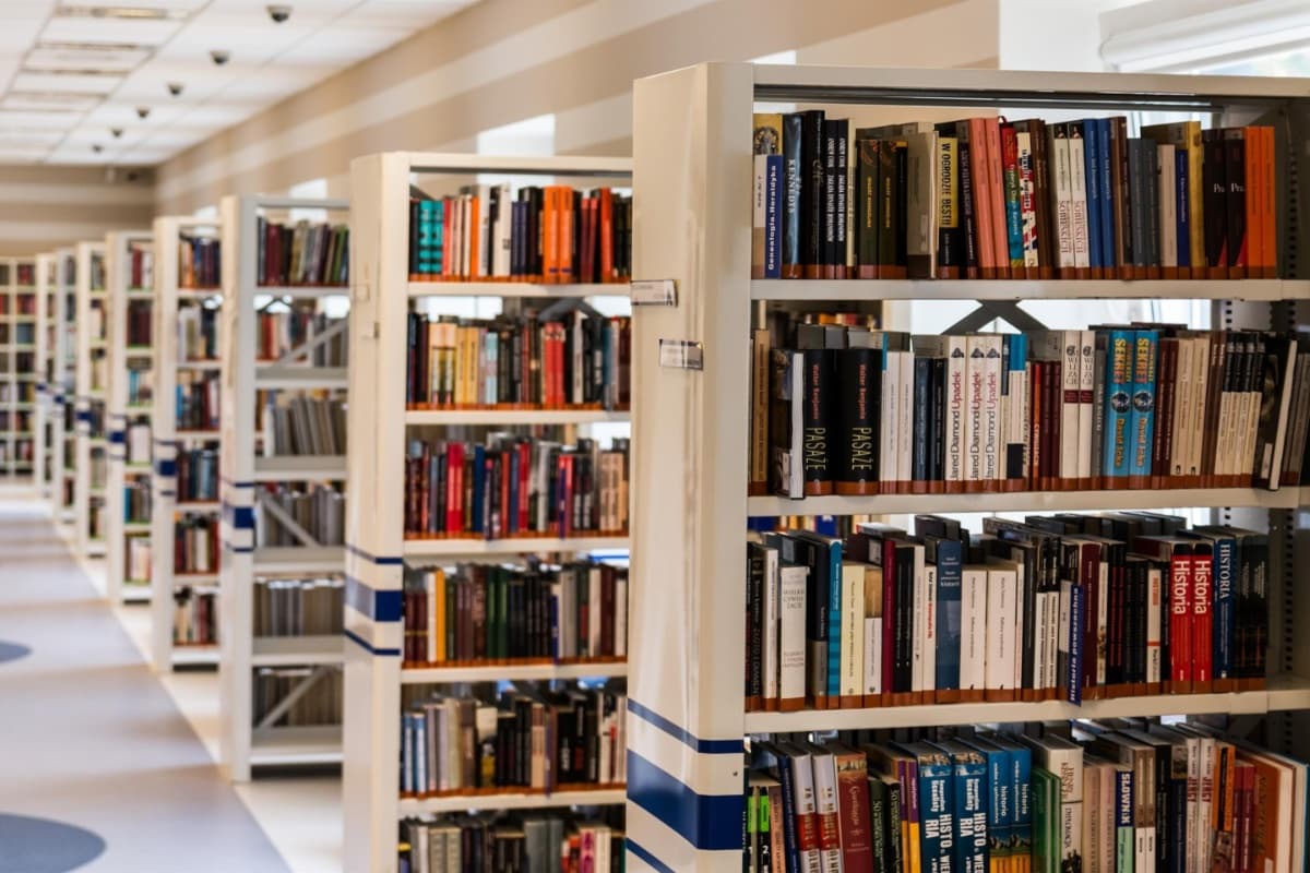 <b>Proyecto de Ley 2789:</b> A partir del 1° de enero de 2024, las bibliotecas financiadas por el estado tienen prohibido eliminar o impedir el uso de materiales relacionados con política y religión.