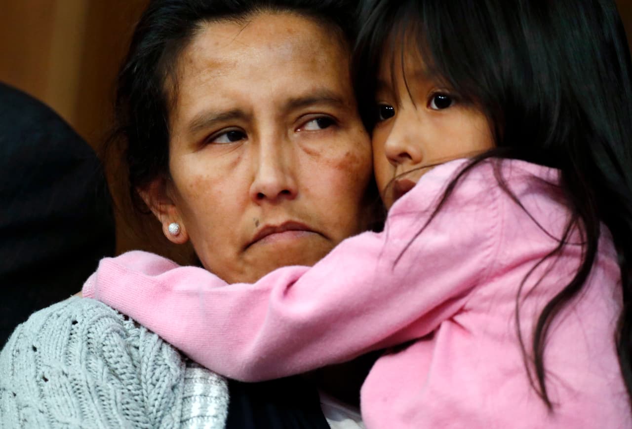 <b>Día 91 /Abril 20:</b> 
<b><a href="http://www.univision.com/noticias/inmigracion/la-indocumentada-que-se-refugio-en-una-iglesia-en-denver-es-una-de-las-100-personas-mas-influyentes-del-ano-de-time">La inmigrante indocumentada Jeanette Vizguerra pasó de refugiarse</a></b> en una iglesia de Denver (Colorado) para evitar las políticas migratorias de la administración de Donald Trump, a formar parte de la popular 
<a href="http://time.com/collection/2017-time-100/">lista de las 100 personas más influyentes que cada año elabora la revista <i>TIME</i></a>. La mexicana de 45 años, 
<a href="http://www.univision.com/noticias/inmigracion/una-indocumentada-mexicana-se-refugia-en-una-iglesia-en-denver-para-evitar-su-deportacion">saltó a los titulares el pasado mes de febrero</a>. cuando decidió 
<a href="http://www.univision.com/noticias/inmigracion/iglesias-santuario-un-movimiento-que-crece-y-desafia-las-politicas-migratorias-de-trump">refugiarse en la iglesia First Unitarian Society</a>. 
<b><a href="http://www.univision.com/noticias/inmigracion/iglesias-santuario-un-movimiento-que-crece-y-desafia-las-politicas-migratorias-de-trump">El Servicio de Inmigración y Control de Aduanas (ICE) le había denegado una disposición conocida como 'stay'</a></b> que suspendía temporalmente una orden de deportación que pesaba sobre esta activista por los derechos de los inmigrantes por haber cometido una infracción de tránsito y por haber empleado un número de seguro social inexistente.
<br>