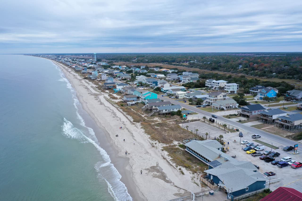 <h2 class="cms-H2-H2">8. Oak Island, Carolina del Norte</h2>
<br>
<br>🌊
<b> Nivel de peligro: </b>5.54/10
<br>
<br>🌊 
<b>Muertes por accidentes de surf desde 2010: </b>8
<br>
<br>🌊 
<b>Ataques de tiburones desde 2010: </b>2
<br>
<br>🌊 
<b>Huracanes registrados entre 1851 y 2020: 58</b>
<br>