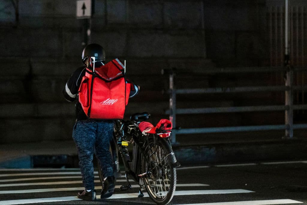 <b>Precauciones para evitar incendios</b>
<br>
<b>Usa cargadores originales: </b>Siempre utiliza el cargador diseñado específicamente para tu bicicleta eléctrica. Los cargadores genéricos pueden provocar sobrecalentamiento y fallos en la batería.
<br>