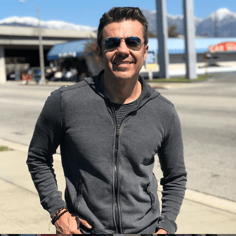 El percance sólo se quedó en un buen susto, ya que el impacto no causo daños mayores en el avión. El actor dio a conocer la noticia en su cuenta de Twitter: "Con la novedad que íbamos a Houston y nos desviaron a Zacatecas por mal tiempo. Van a revisar el avión porque nos pegó un rayo a medio vuelo pero afortunadamente acabamos de aterrizar todo bien".