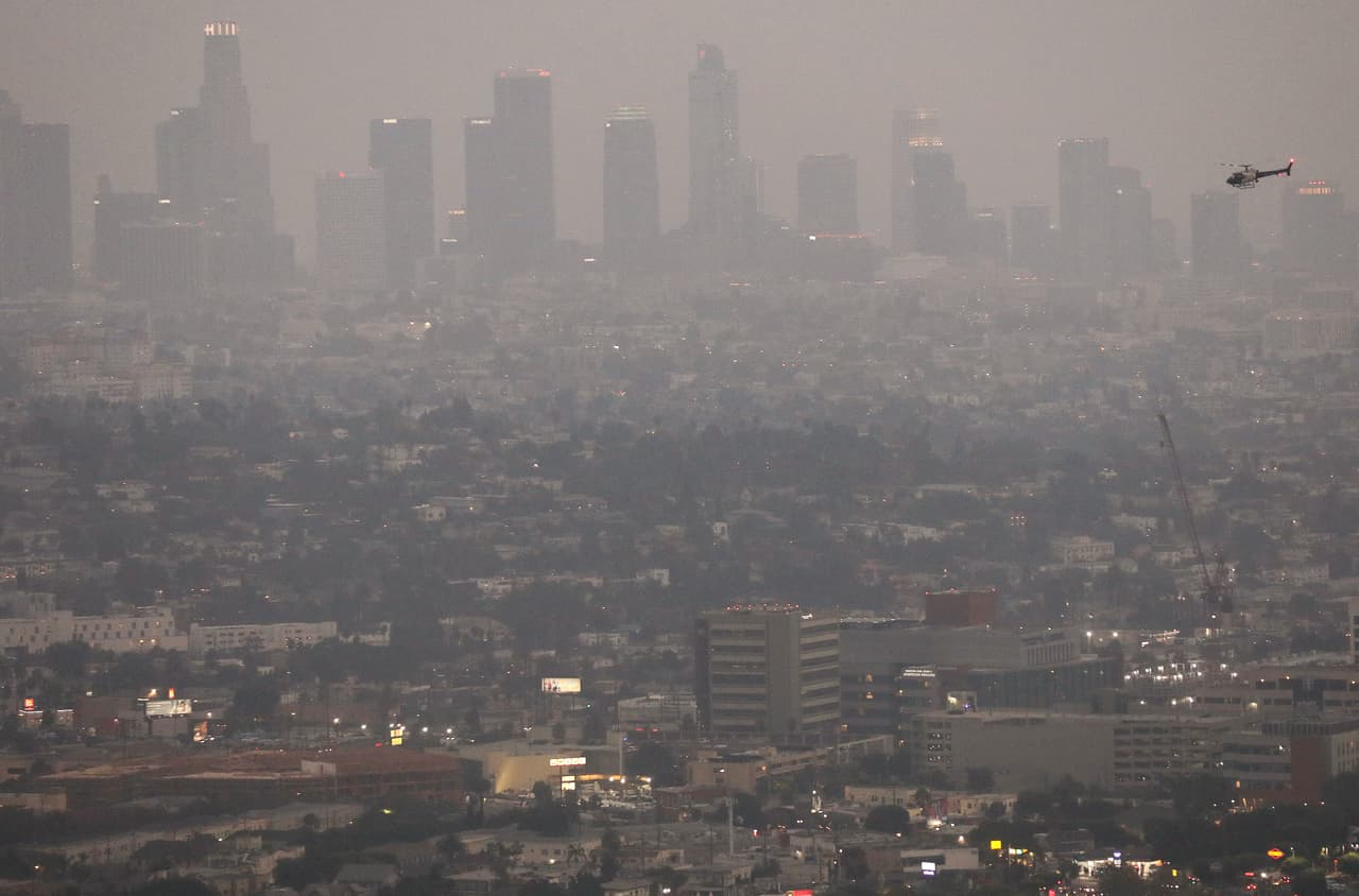 Se esperaba que el impacto anual de la crisis del coronavirus fuera una caída de entre 4,2 y 7,5 por ciento en las emisiones de dióxido de carbono. Sin embargo, en Los Ángeles la contaminación por el humo de los incendios forestales dejó a la región con la peor calidad del aire en la historia de la ciudad.