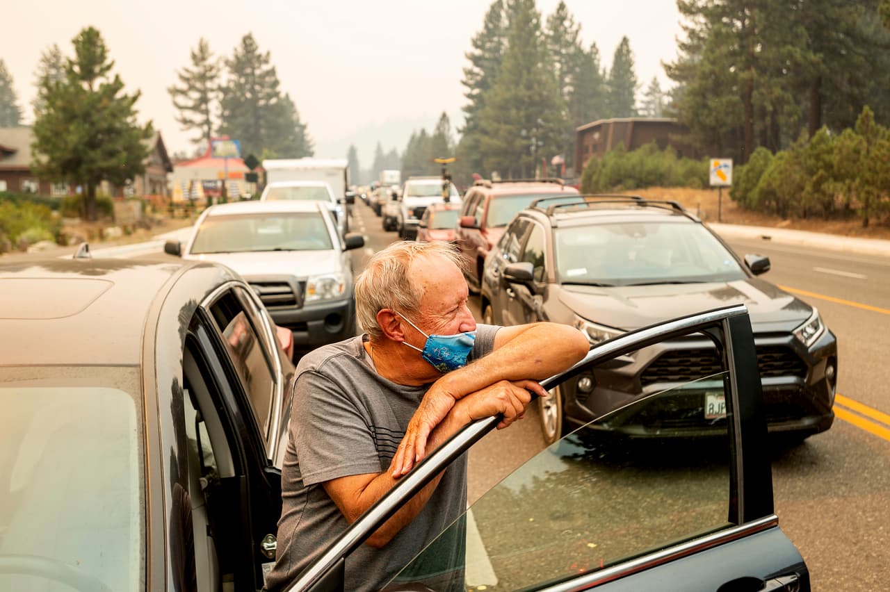 Jim Mrazek espera fuera de su vehículo a que avancen los automóviles en medio del tráfico provocado por las órdenes de evacuación. 
<a href="https://alerts.weather.gov/cap/wwacapget.php?x=CA1261B35A6668.RedFlagWarning.1261B7A34BE0CA.STORFWSTO.04a03c368a834891bfd32bf7a8d176cc" target="_blank">El Servicio Meteorológico Nacional</a> advirtió que las condiciones peligrosas continuarán hasta el miércoles.