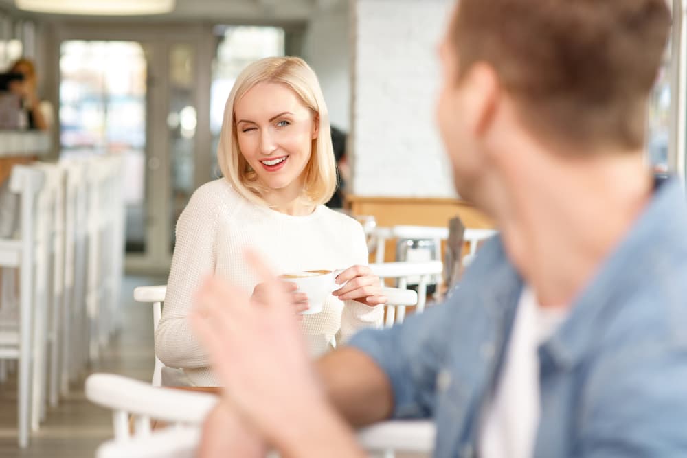 A veces, somos nosotros mismos los que nos complicamos la vida en muchos ámbitos. Si estás solo y estás cansado de no tener pareja, ¿qué podrías hacer para encontrar a Cupido? Inicia tú esa conversación con quien te interese, por ejemplo. No esperes a que el otro dé el primero paso, pues hacerlo tú.
