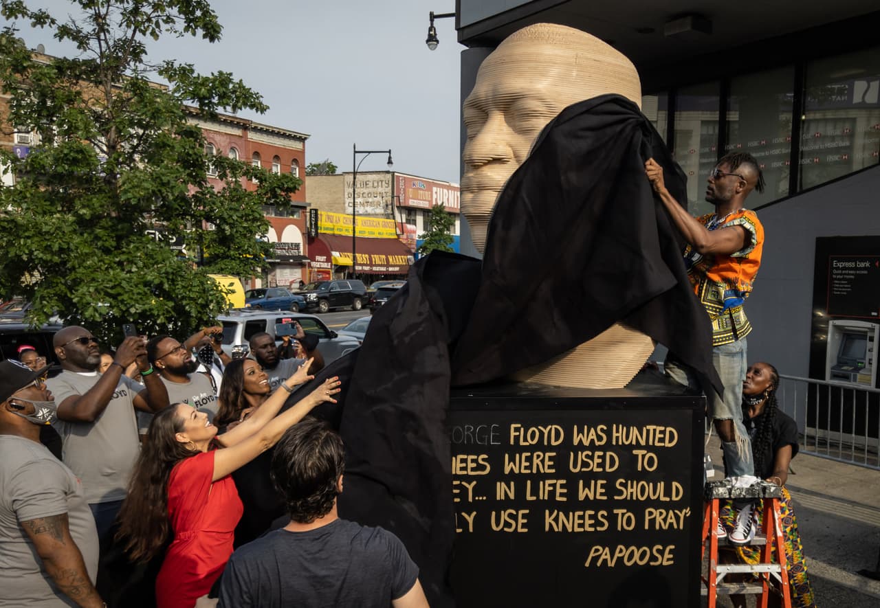 A lo largo y ancho del país se celebra el día de hoy el día de Juneteenth, y además su inclusión en la lista de feriados Federales. Esta foto muestra una estatua de George Floyd que fue develada en Brooklyn, Estados Unidos, parte de las celebraciones de esta importante fecha para la comunidad afroestadounidense.
<br>
<br>
<a href="https://www.univision.com/noticias/politica/claves-juneteenth-celebracion"><u>Vea aquí 5 datos sobre el 'Juneteenth', el nuevo feriado federal que celebra la liberación de los esclavos</u></a>